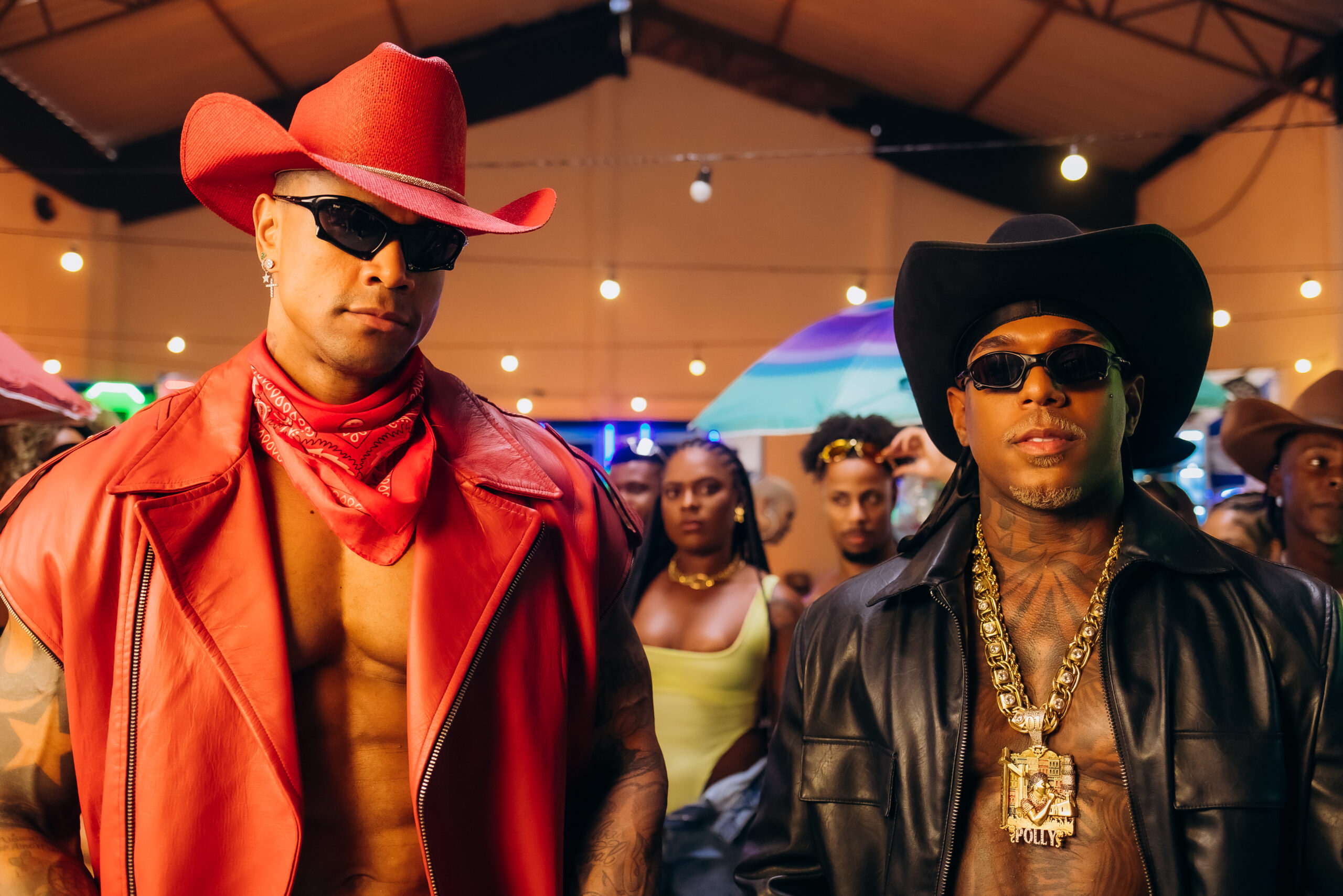 Oh Polêmico e Léo Santana surgem como cowboys em videoclipe de ‘Laço na Fivela’