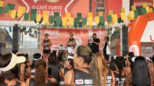 Aulão de RitBox reúne centenas de participantes no estacionamento do Mix Mateus em Feira de Santana